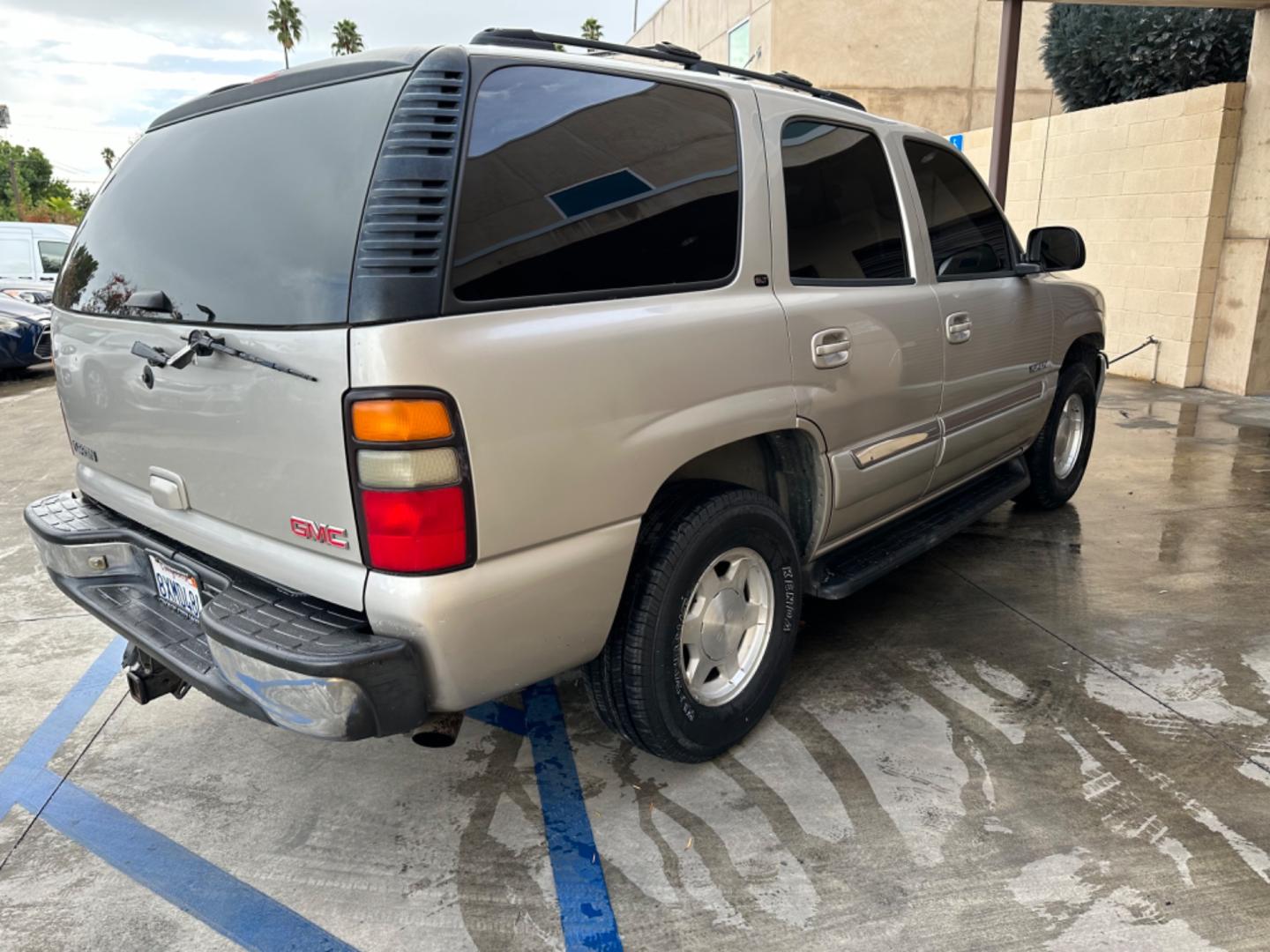 2006 BEIGE /Gray GMC Yukon SL 2WD (1GKEC13T66R) with an 5.3L V8 OHV 16V engine, 4-Speed Automatic Overdrive transmission, located at 30 S. Berkeley Avenue, Pasadena, CA, 91107, (626) 248-7567, 34.145447, -118.109398 - Embrace Power and Comfort: 2006 GMC Yukon with Leather, Moon-Roof, and Third-Row Seating Available in Pasadena, CA Step into the realm of rugged luxury with the 2006 GMC Yukon, now available at our BHPH dealership in Pasadena, CA. This robust SUV, featuring a luxurious leather interior, a moon-ro - Photo#5